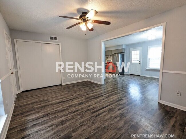 Building Photo - Renovated 3/1 Home In Collierville Now Ava...