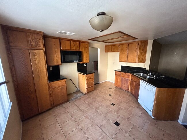 Building Photo - 1523 Heirloom Ave