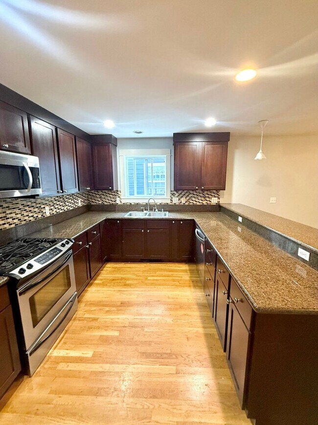 Foto del edificio - Spacious 3 BR North Beacon Hill Townhome w...