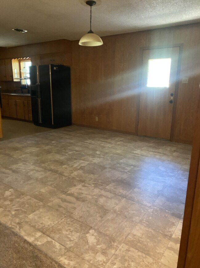 Foto del edificio - 646 N Main St