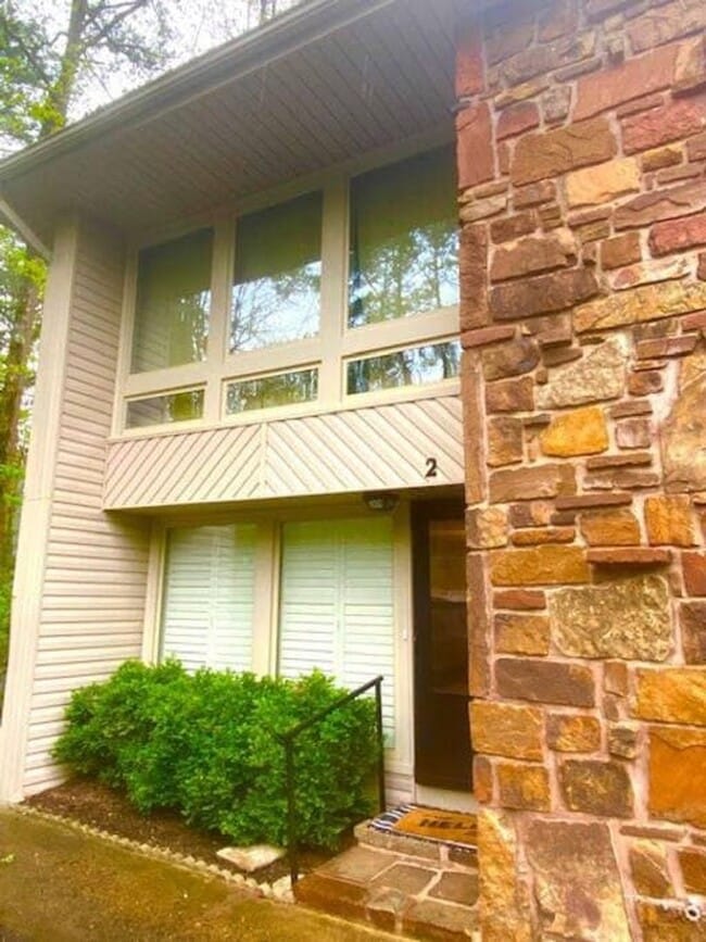 Building Photo - Charming townhome in HSV