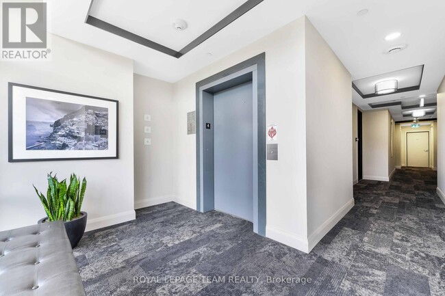 Building Photo - 101-101 Cortile Private