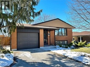Building Photo - 11 Lombardy Ct