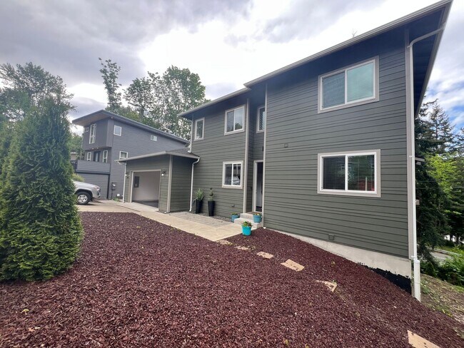 Foto del edificio - Move-In Special! 1/2 Month Off Rent! Newer 5-Bedroom House South Side of Bellingham