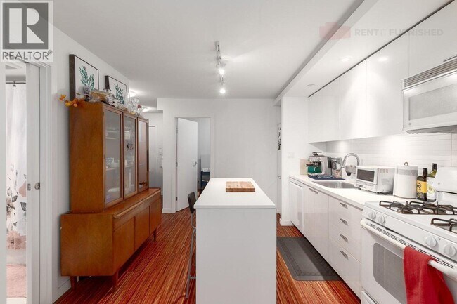 Photo du bâtiment - 328 E 11th Ave