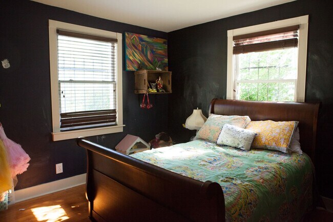 Foto del edificio - 2 Bed/ 1 Bath Cottage in East Nashville, Walking Distance to Riverside Village, Fenced Yard