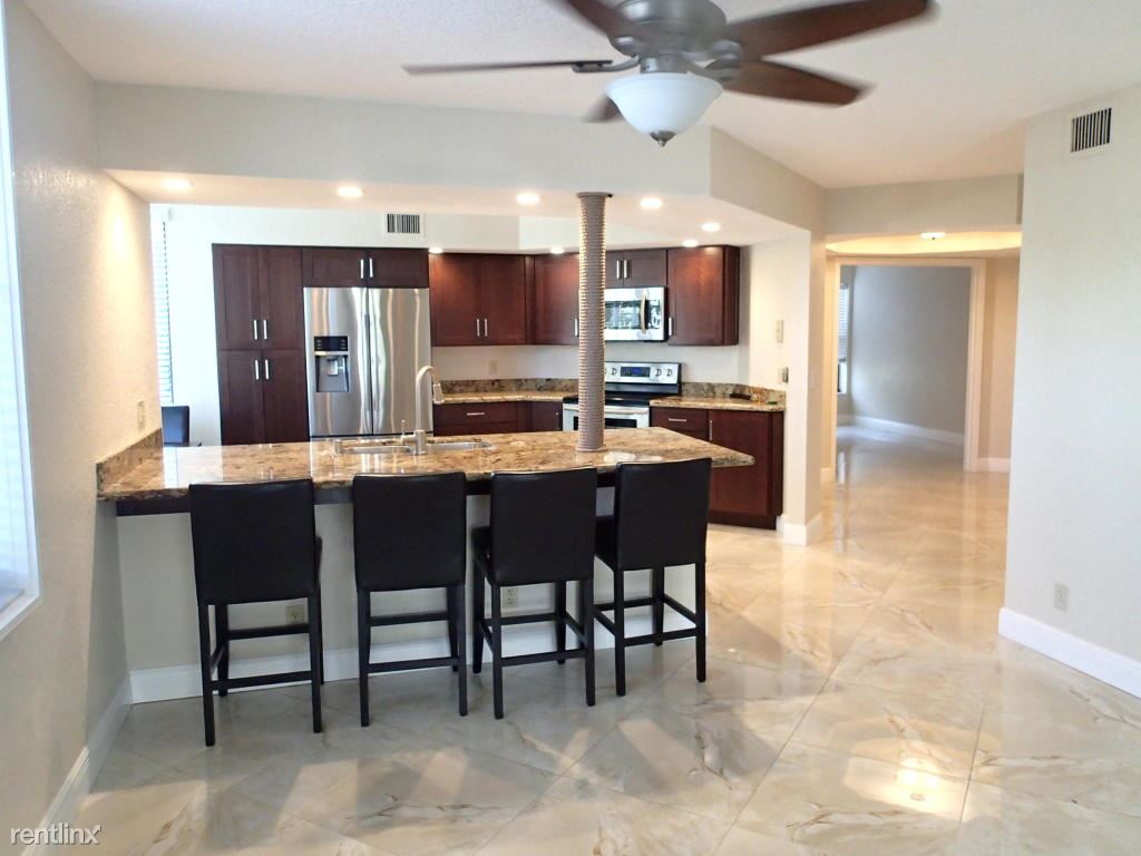 Primary Photo - 115 Bay Colony Dr N