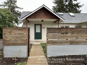 Building Photo - 1860 Rogue River Hwy