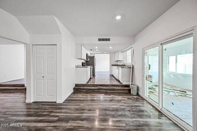 Foto del edificio - 5761 W Cholla St
