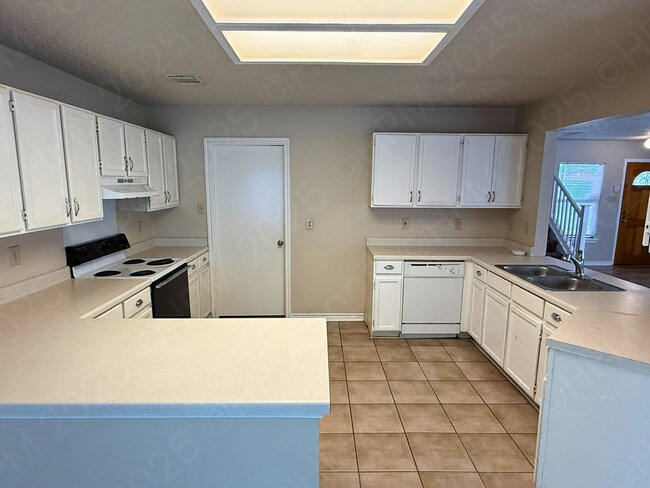 Building Photo - 7655 Heathridge