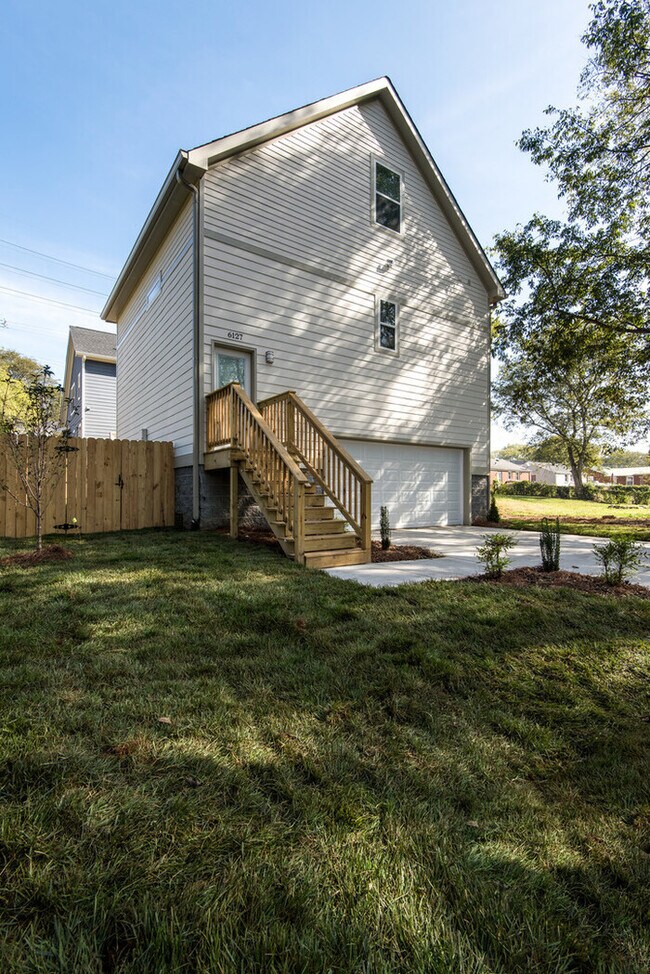 Building Photo - Modern 2 Bed 2 Bath House in The Nations!