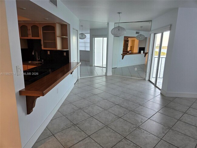 Foto del edificio - 11930 N Bayshore Dr