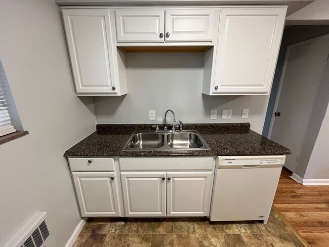 Building Photo - 2739 Lafeuille Ave