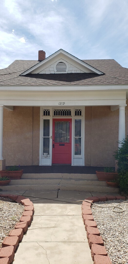 Building Photo - Lovely Historical Home