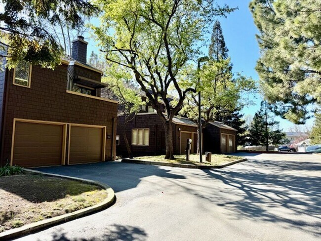 Building Photo - Move-in ready Pleasant Hill Condo!