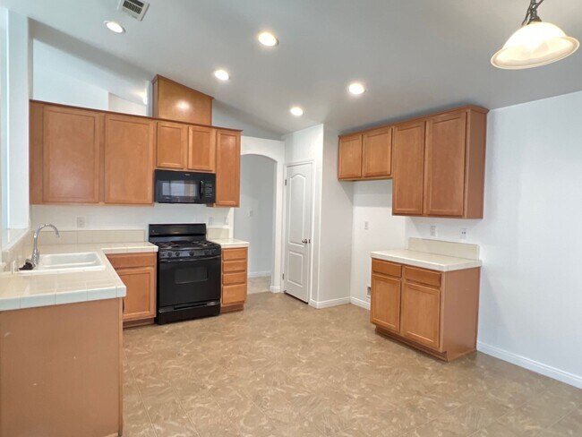Building Photo - Southwest Bakersfield Home