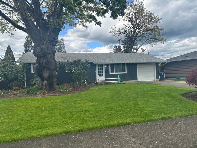Building Photo - 3 bed, 1 bath house in a great neighborhood!