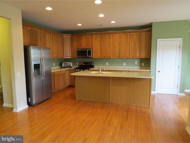 Building Photo - 2110 Redbud Ln