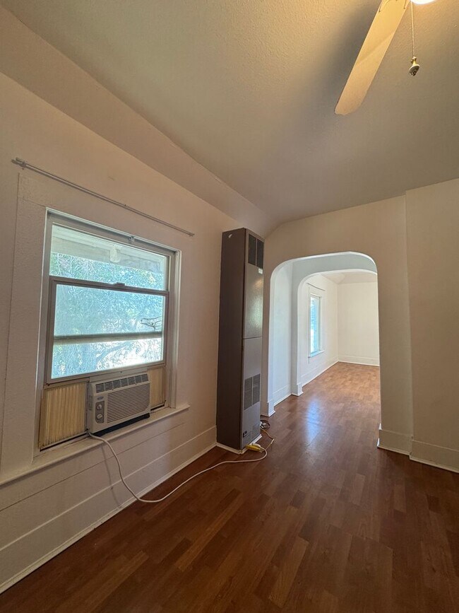 Foto del edificio - 306 W 6th Ave