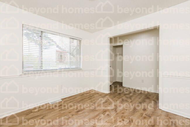 Building Photo - Beautiful & cozy 3 bedroom / 2 full bath w...