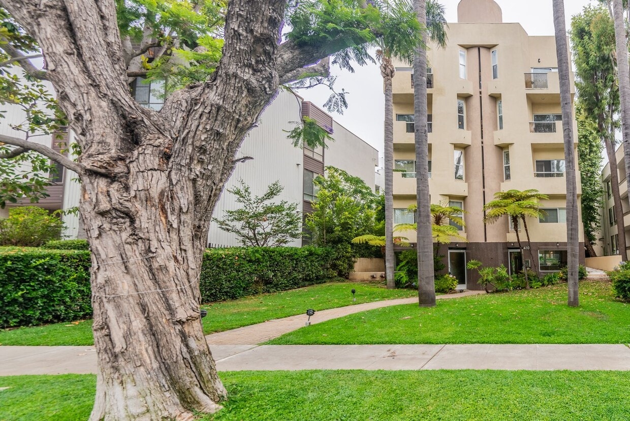 Primary Photo - Highly Desireble Beverly Hills Condo