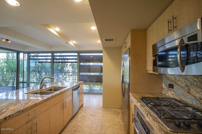 Building Photo - 7121 E Rancho Vista Dr