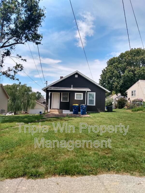 Building Photo - 830 Warne St