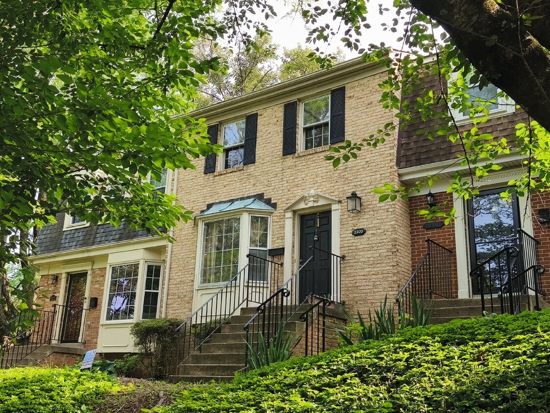 McLean Park Haven: Serene Living in a Tran... - McLean Park Haven: Serene Living in a Tran...