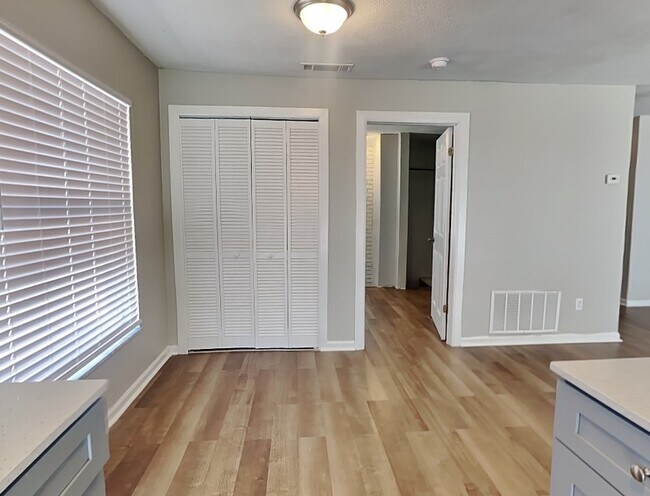 Foto del edificio - 4744 Kempston Dr