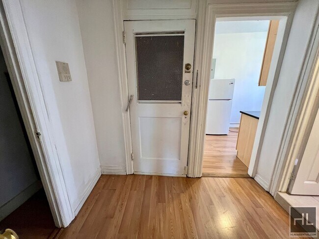 Foto del edificio - 2-Bedroom 1-Bathroom in an amazing Astoria  Location