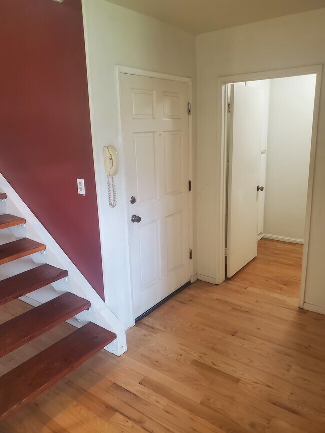 Front door / stairs - 5834 Bowcroft St
