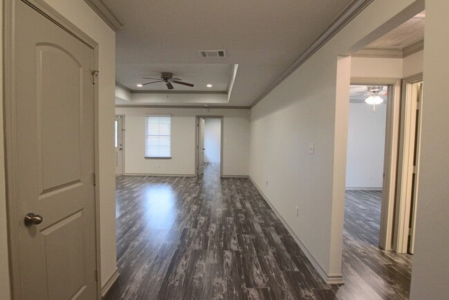 Building Photo - Beautiful 3 Bedroom 2 Bathroom Townhouse i...