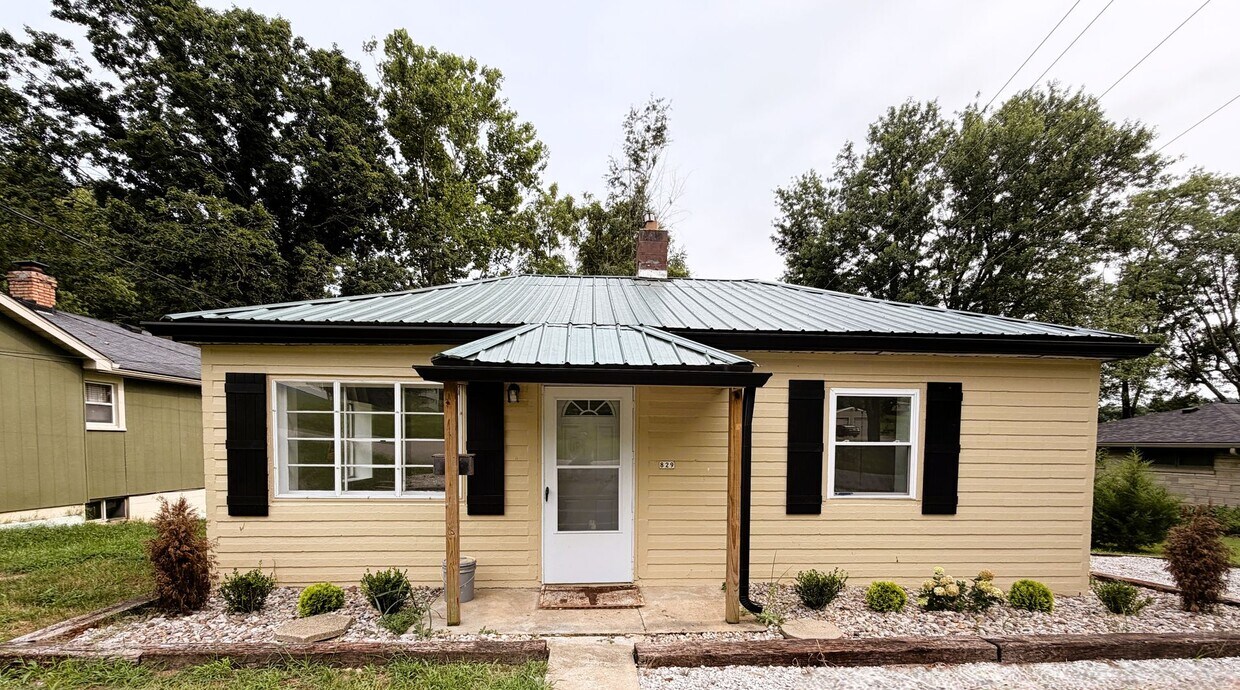 Cozy, Convenient & Completely Renovated in Corydon - Cozy, Convenient & Completely Renovated in Corydon