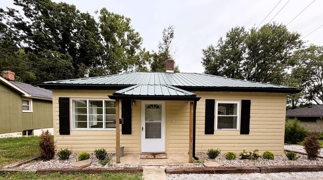 Cozy, Convenient & Completely Renovated in Corydon - Cozy, Convenient & Completely Renovated in Corydon House