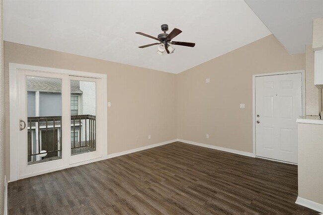 Foto del edificio - 9550 Deering Dr