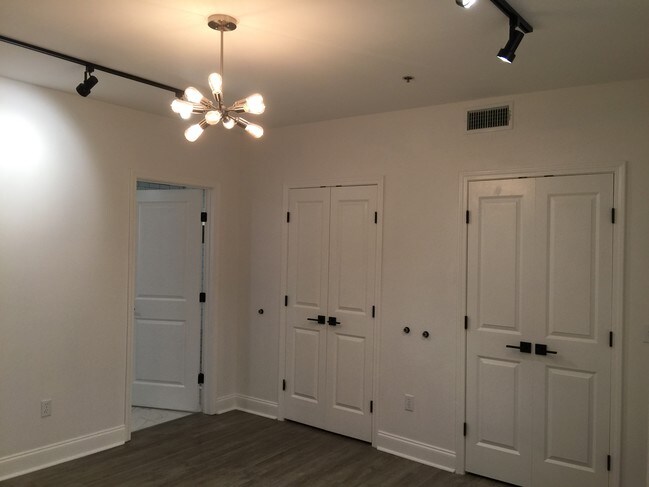 Foto del edificio - 827 N State St