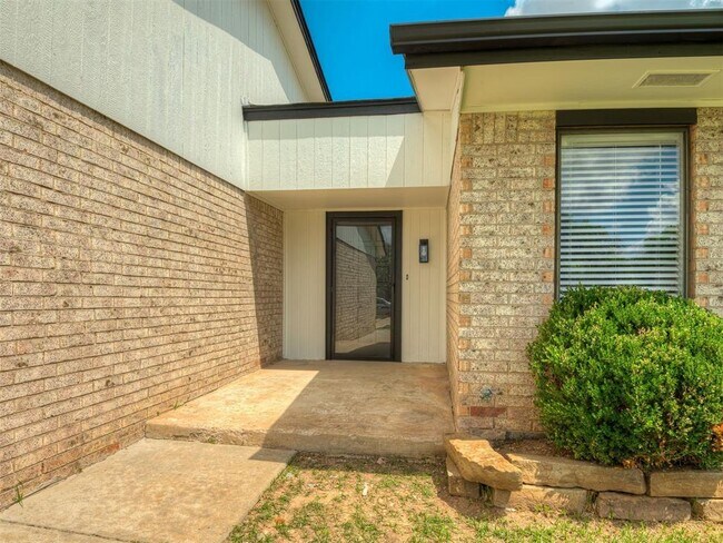 Building Photo - 1819 Lakehurst Dr