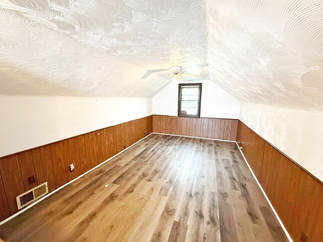 Building Photo - 3 BED 1.5 BATH BEAUTIFUL SINGLE FAMILY HOM...