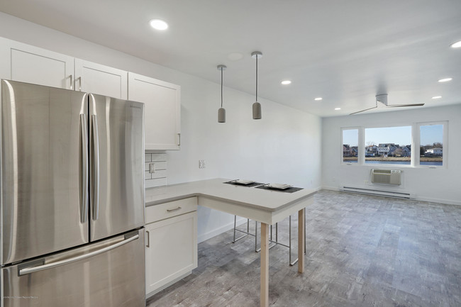 Building Photo - 210 5th Ave