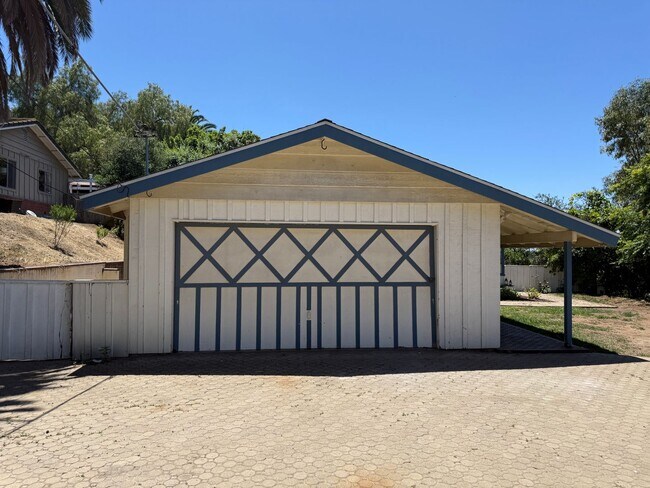 Foto del edificio - Large Ranch-Style Home in Vista