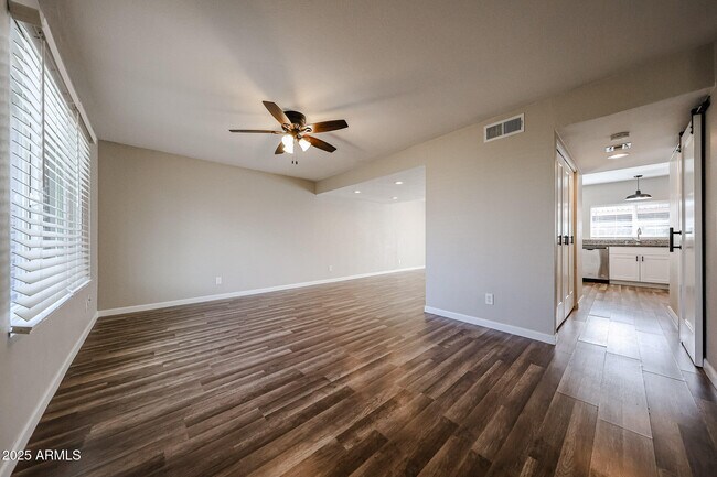 Foto del edificio - 1014 E Bendix Dr