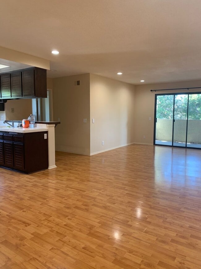 Foto del edificio - Spacious Lake Forest condo available 09/05...