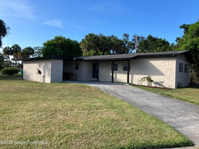 Foto del edificio - 724 Ixora Ave