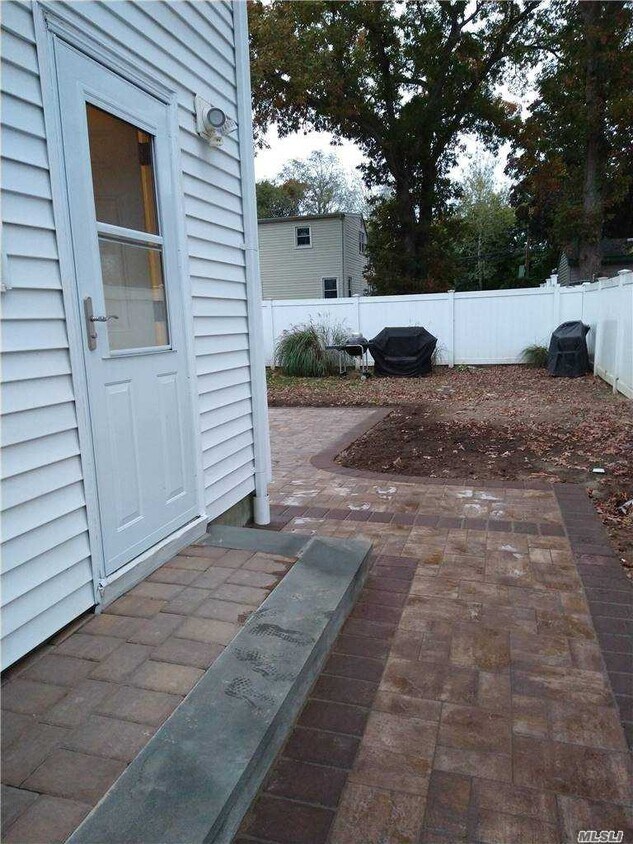 Primary Photo - 19 Lakeway Dr