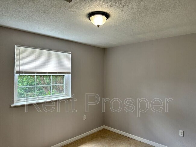 Foto del edificio - 4180 Versailles Dr