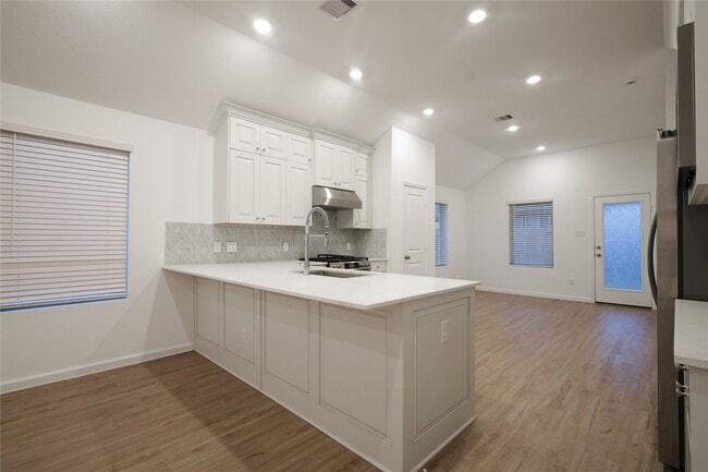 Building Photo - 27011 Aurora Gdn Ln