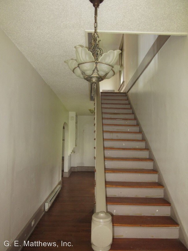 Building Photo - 15 Elm St