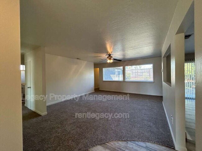 Foto del edificio - 2213 N Cirby Way