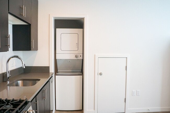 Foto del edificio - Modern & Sleek One-Bedroom Townhouse Ready...