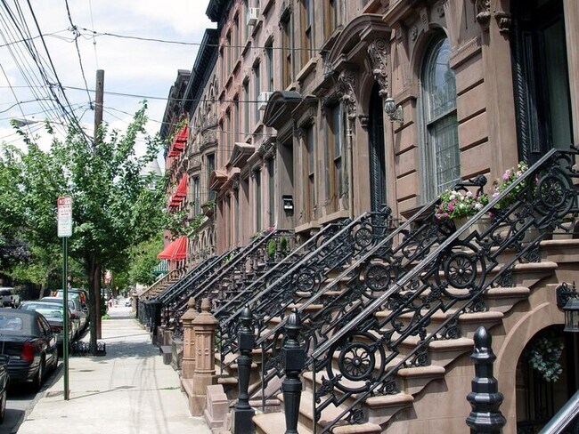 Building Photo - 1026 Hudson St